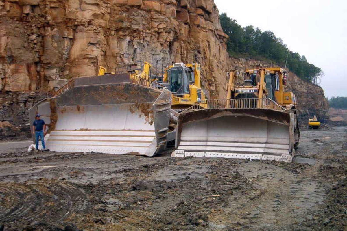 Komatsu D575A‑3 Super Dozer desloca 150 toneladas por ciclo com 1.150 hp e só 10 unidades foram fabricadas