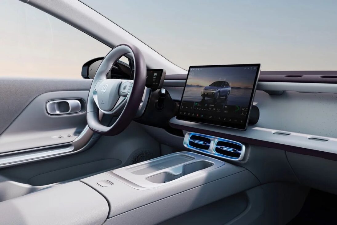 Sedán mediano eléctrico de Stellantis cuesta en China lo mismo que un Fiat Mobi en Brasil — y puede llegar aquí como Leapmotor B01