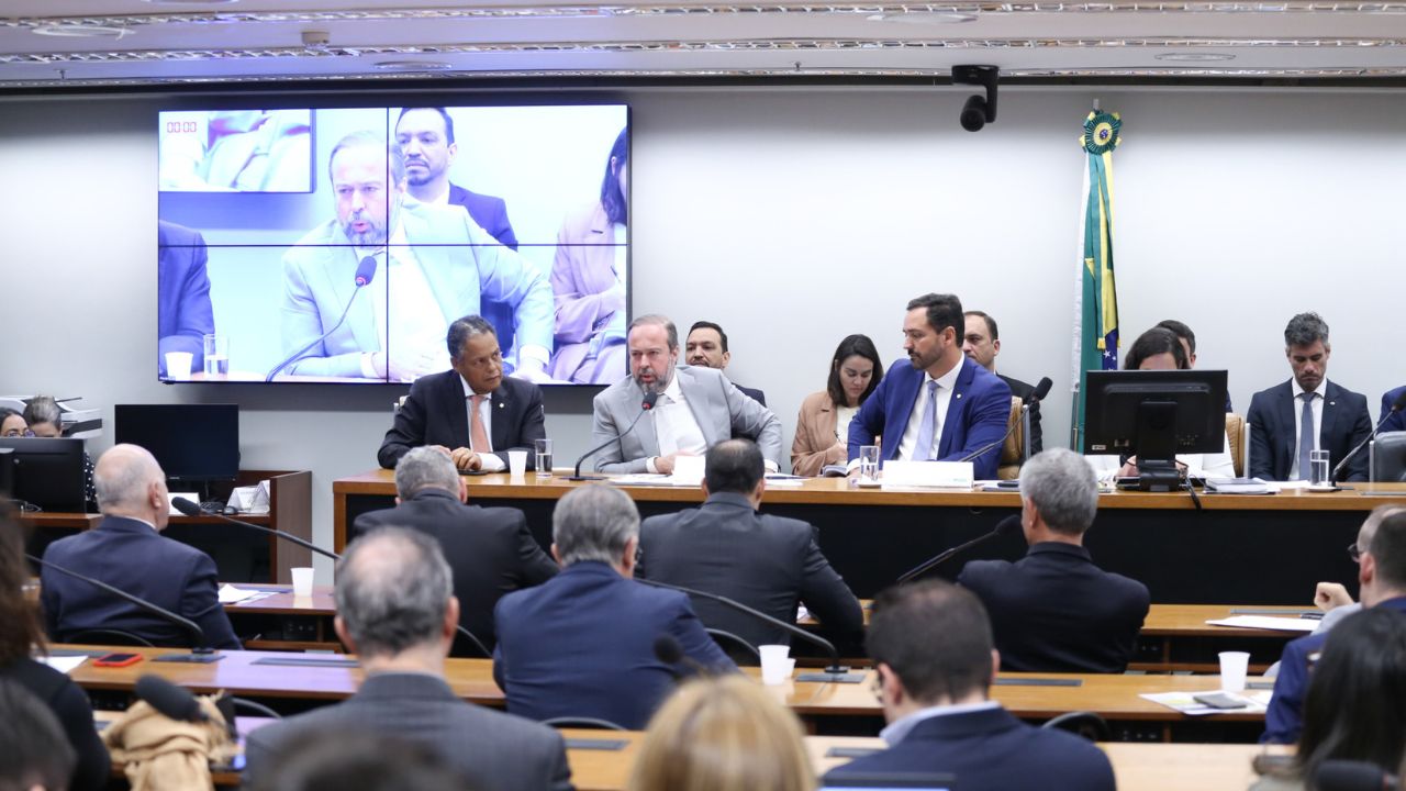 O leilão de blocos de petróleo e gás em Roraima será realizado em novembro, segundo o ministro Alexandre Silveira. Expectativa é alta para atração de investimentos no estado.