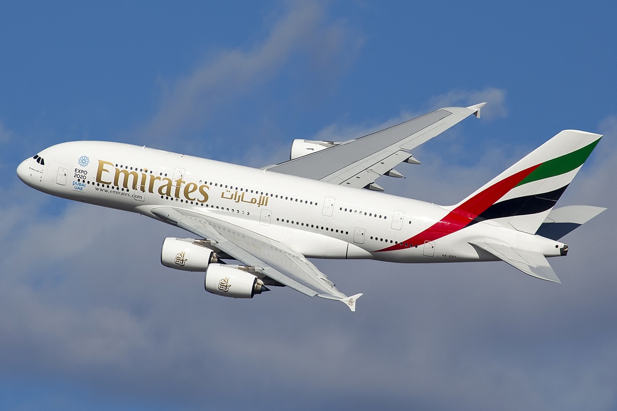 Avião Airbus A380 da Emirates decolando com céu azul ao fundo