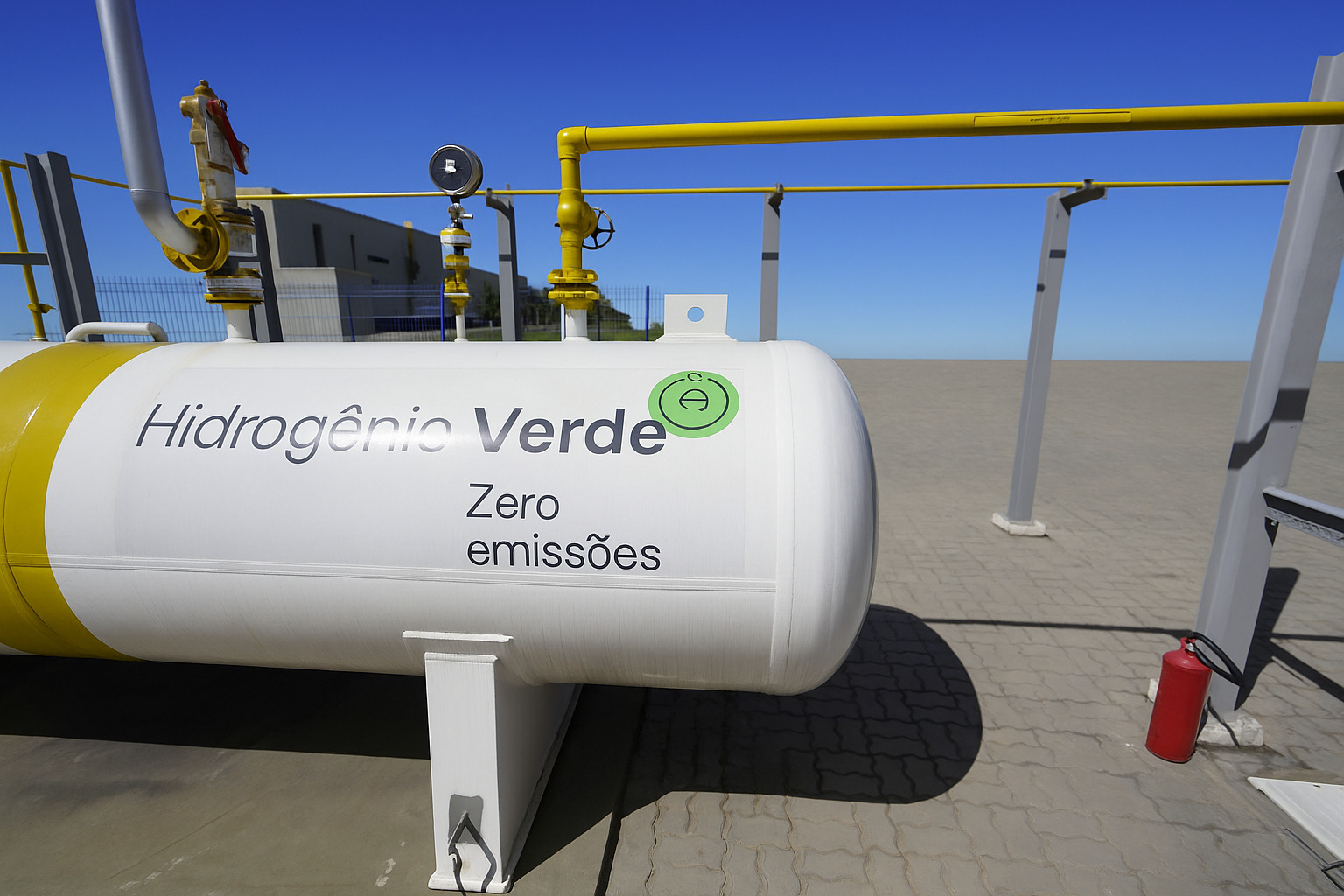 Tanque de hidrogênio verde em instalação industrial com céu limpo ao fundo