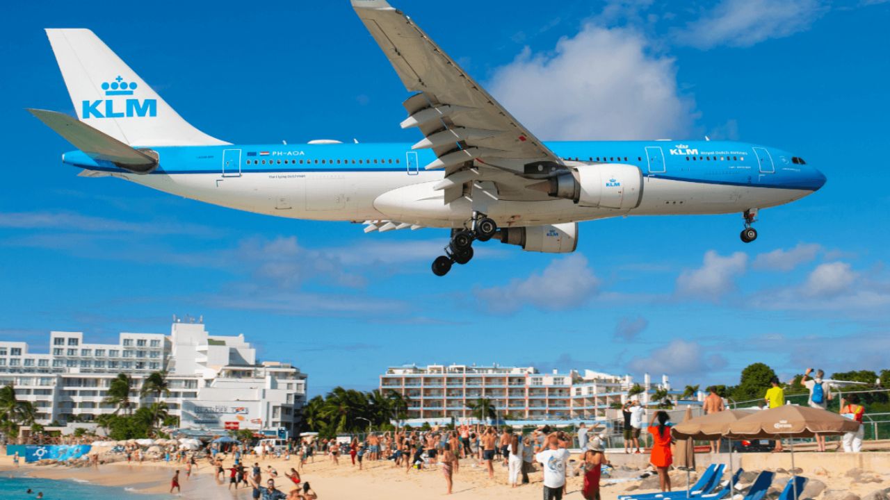 Descubre Maho Beach, en el Caribe, donde aviones sobrevuelan la arena a solo 20 metros de altura, justo enfrente del Aeropuerto Princesa Juliana. Una experiencia única para turistas y aficionados a la aviación.