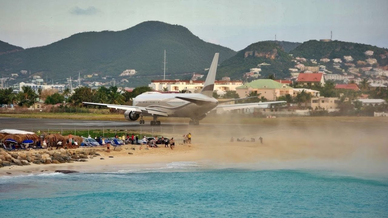 Personas son lanzadas debido a la fuerza de los motores.