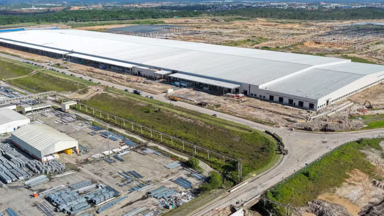 La fábrica de BYD en Camaçari (BA), antigua planta de Ford, tiene capacidad productiva inicial de 150 mil vehículos por año, con planes de expansión. Imagen: Divulgación