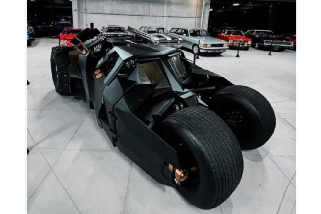 Neymar recibe réplica de Batmóvel avaliada em R$ 8,3 milhões após três anos de produção