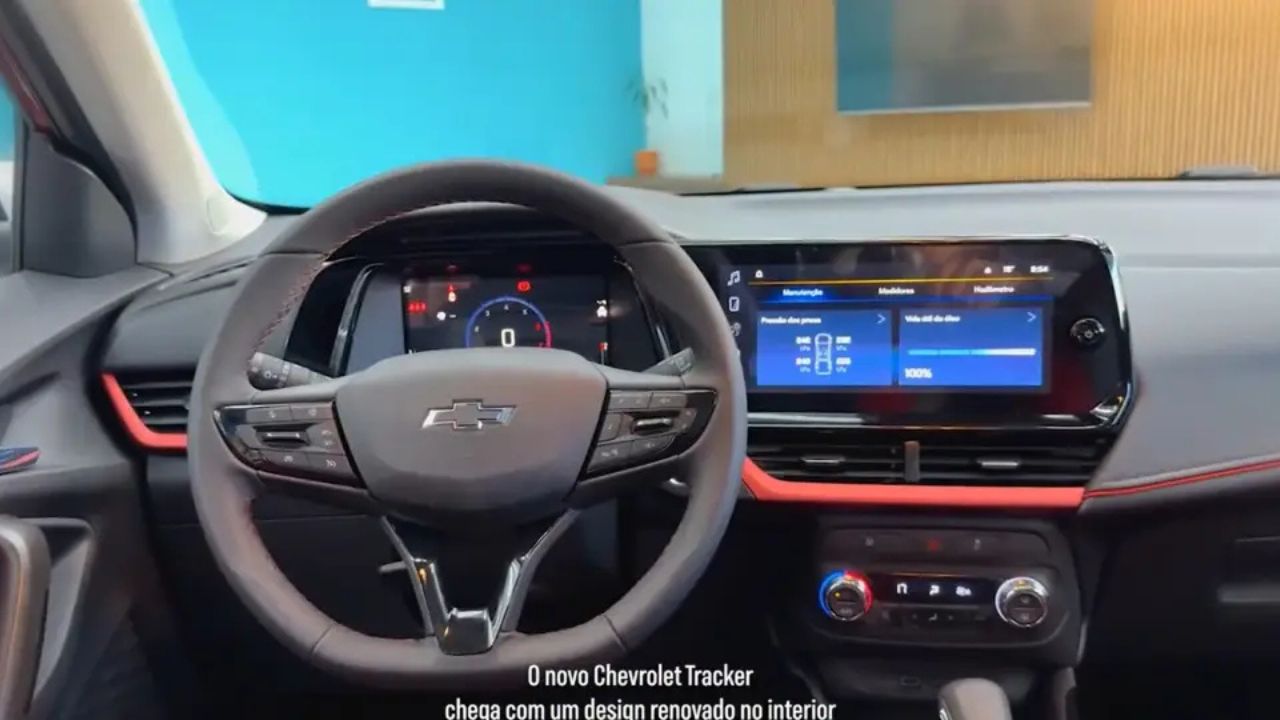 El nuevo Tracker revoluciona la cabina con un panel digital que integra dos pantallas (11" y 8") y un acabado más sofisticado. Imágenes: Divulgación Chevrolet.