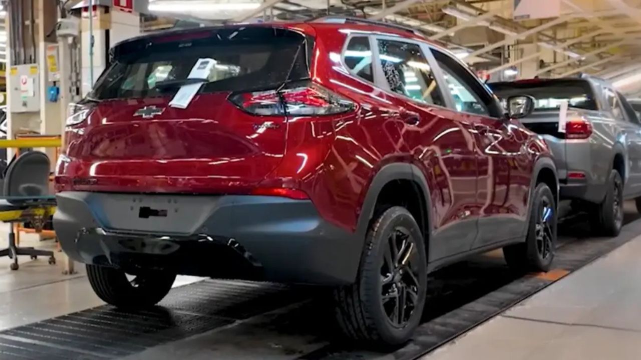 En la parte trasera, el SUV actualiza su diseño con luces de acabado ahumado y nuevos gráficos internos en la versión RS. Imágenes: Divulgación Chevrolet