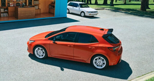 Novo Corolla Hatchback FX Edition 2026 impressiona com visual retrô-esportivo, rodas brancas de 18” e bancos em suede para relembrar o clássico FX16