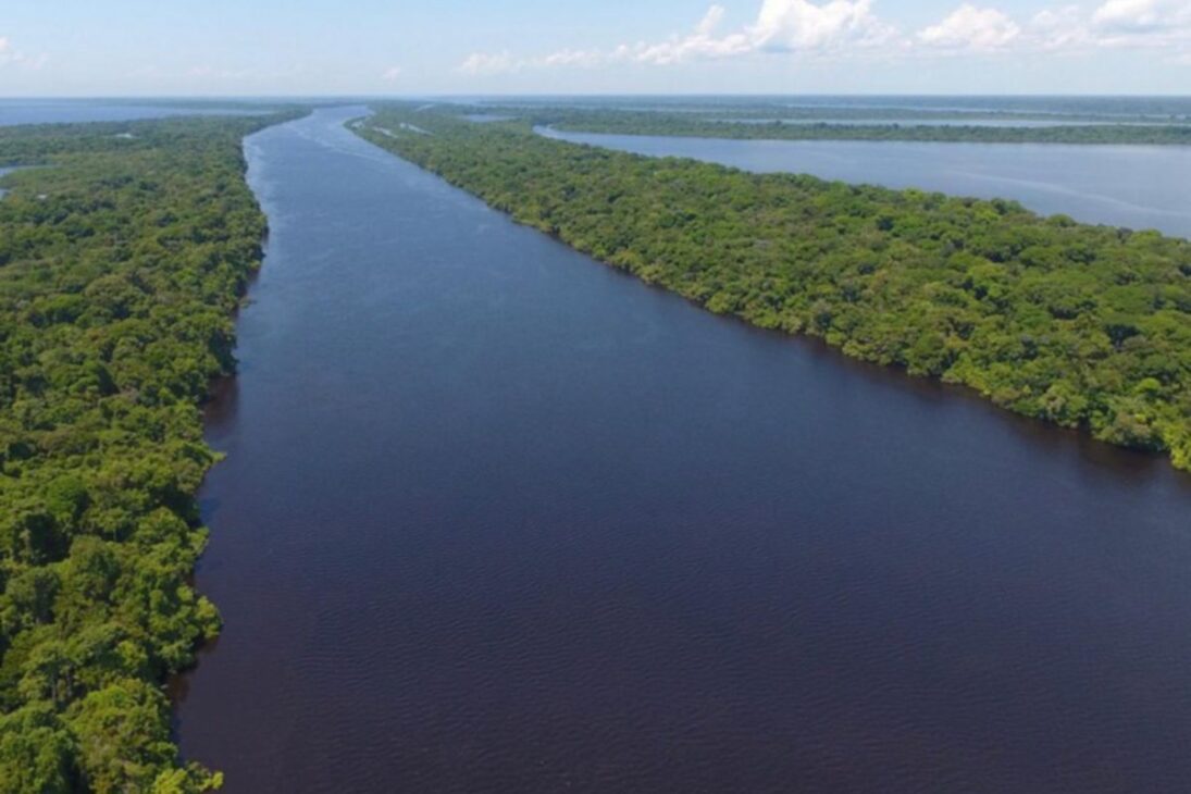 El Encuentro de las Aguas tiene más de 6 km de extensión, une un río oscuro y uno turbio, da origen al río más grande del mundo y revela un espectáculo de la naturaleza que atrae turistas de todo el planeta