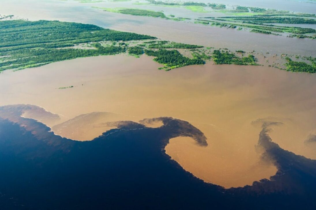 El Encuentro de las Aguas tiene más de 6 km de extensión, une un río oscuro y uno turbio, da origen al río más grande del mundo y revela un espectáculo de la naturaleza que atrae turistas de todo el planeta