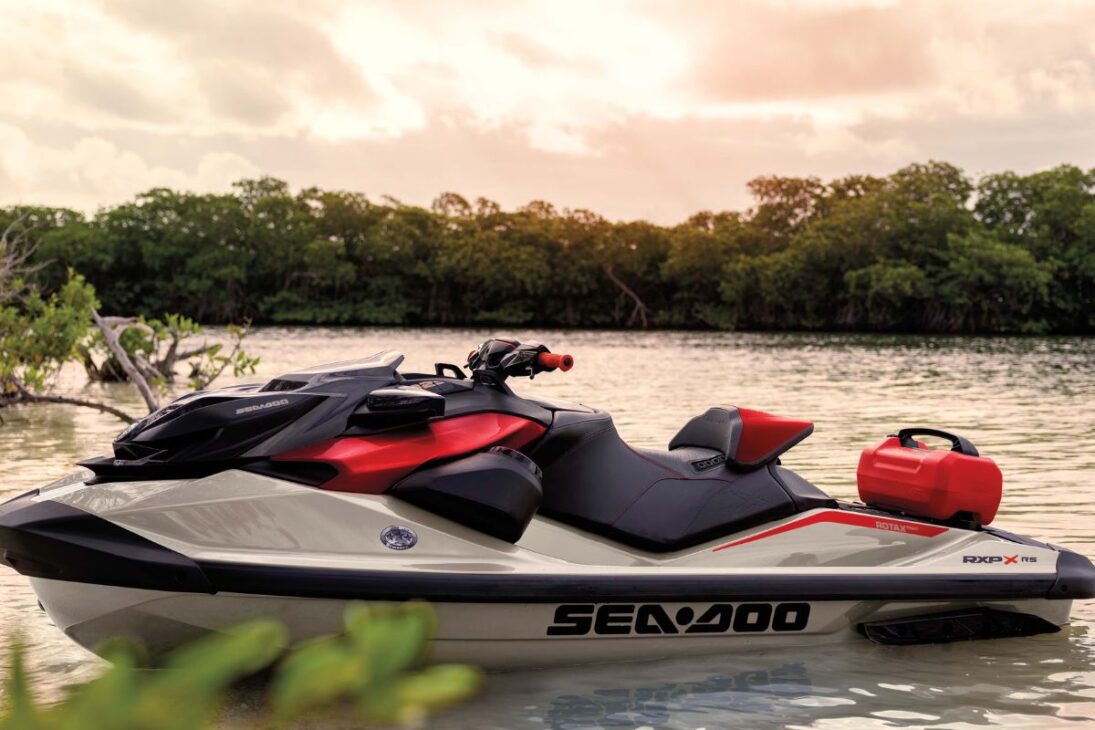 El Sea-Doo RXP-X 325, con motor de 325 caballos, es el jet ski más rápido del mundo y alcanza la velocidad máxima de 130 km/h