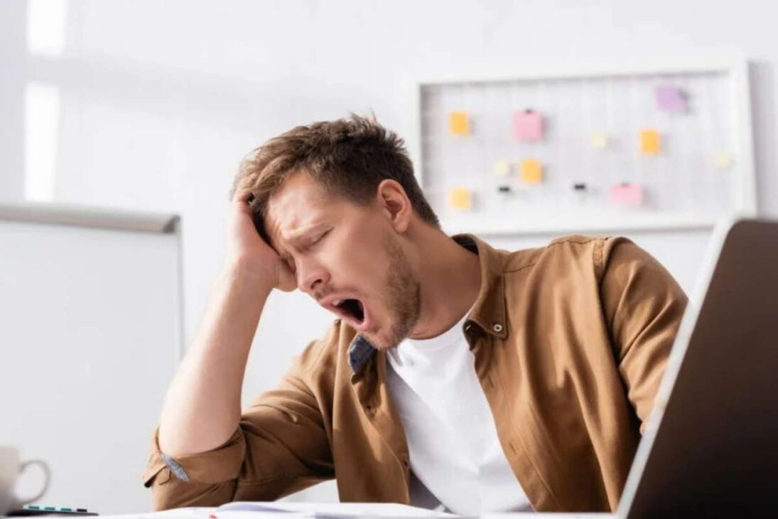 El bostezo contagioso no es señal de sueño, afecta a 7 de cada 10 personas, es más fuerte entre parientes y amigos y revela por qué es casi imposible resistir