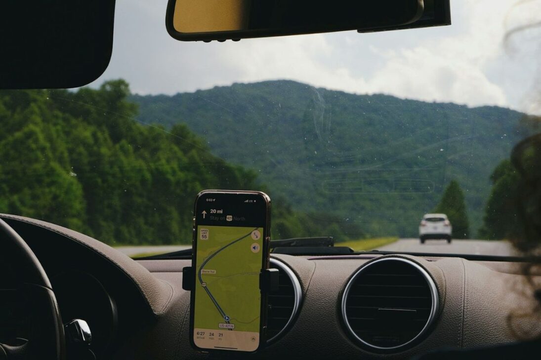 El descuido de los conductores de 5 segundos que genera multa y puede retener su coche: ¿cometes este error?