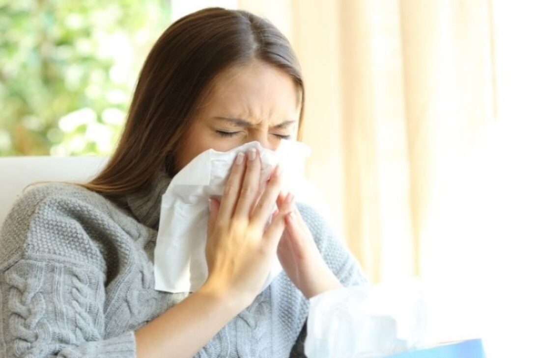 El estornudo al mirar hacia la luz afecta a 1 de cada 3 personas, no es una alergia, sino un reflejo genético y revela una curiosa falla en la 'cableado' del cerebro
