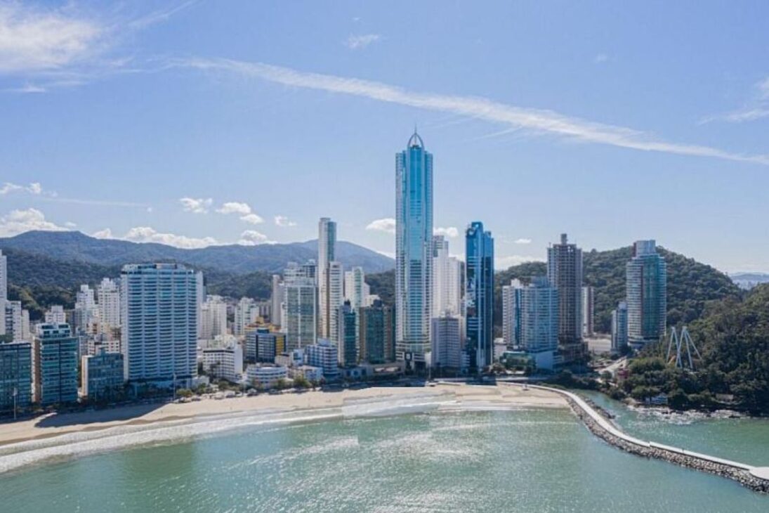 El mayor bloque de concreto de Brasil tiene 5.415 m³, sostiene un rascacielos en Santa Catarina, exigió 775 viajes de camión y toneladas de hielo