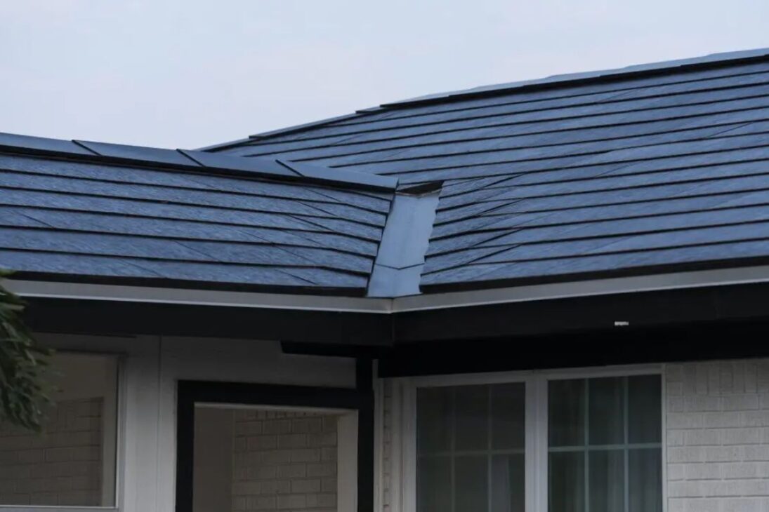 El panel solar que también sirve como teja, calienta agua y bloquea calor: el fin del techo común?