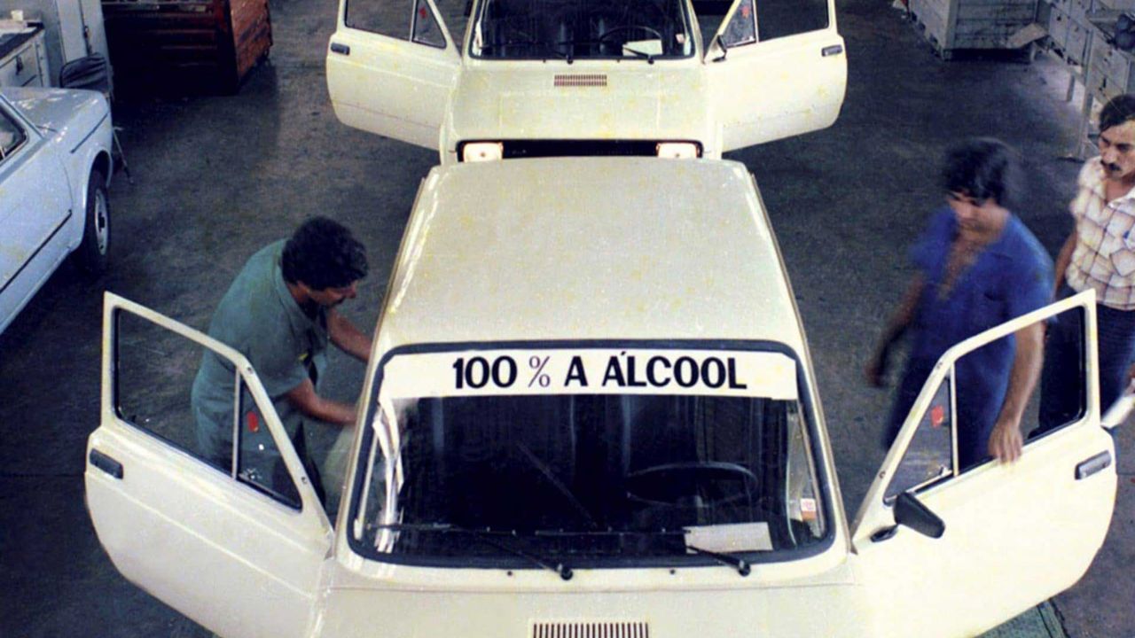 En 1975, como respuesta a la crisis mundial del petróleo, Brasil lanzó el Proálcool, un plan audaz para transformar caña de azúcar en combustible. Imagen: Anfavea
