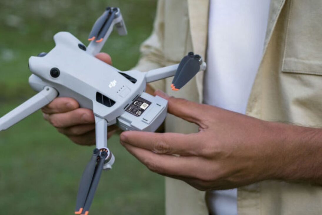 La tecnología de transmisión de video es uno de los pilares de DJI. Se espera que el Mini 5 Pro adopte el sistema OcuSync 4.0 (O4), ya presente en el Air 3. Esto garantizaría una señal de video más robusta, con menor latencia y mayor alcance, incluso en áreas con interferencia.