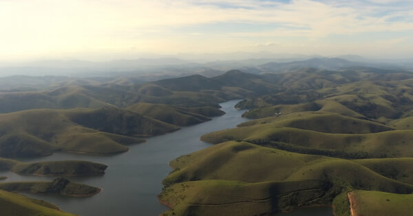 O rio Paraíba do Sul garante água para mais de 14 milhões de pessoas e sustenta o maior parque industrial da América Latina