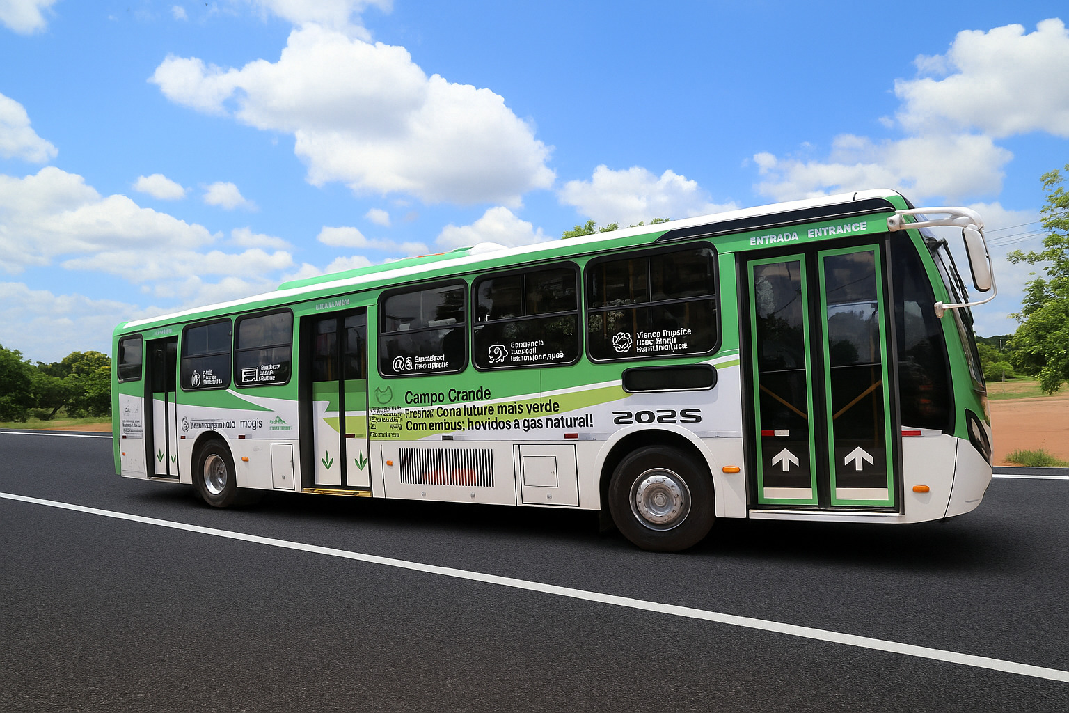 Ônibus urbano movido a gás natural circulando em estrada de asfalto sob céu azul com nuvens.