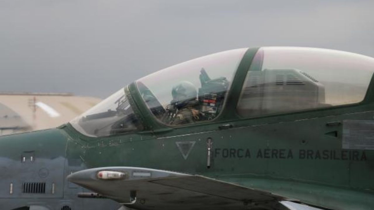 Armados con misiles y listos para despegar en minutos, los cazas F-5M y A-29 de la Fuerza Aérea son la primera línea de defensa de los cielos de Río. Imagen: Divulgación FAB
