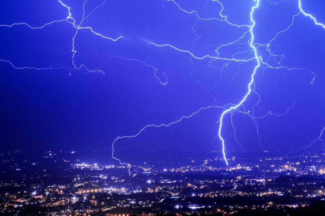 ¿Necesita Desconectar Electrónicos De La Toma Cuando Llueve? Entienda El Riesgo Real Detrás Del Alerta