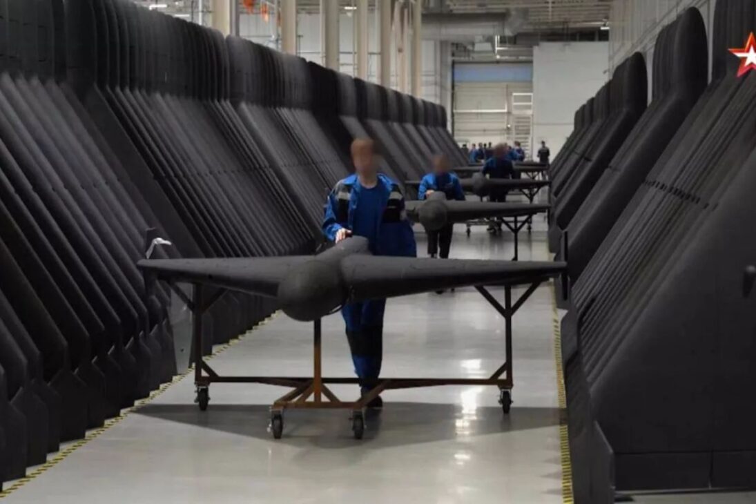 Produciendo 5 mil drones por mes, mayor fábrica de drones del mundo emplea adolescentes en Rusia
