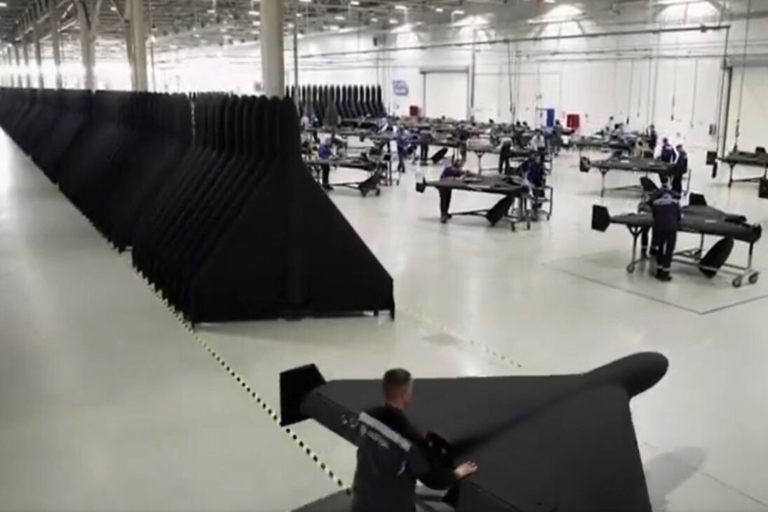Produciendo 5 mil drones por mes, mayor fábrica de drones del mundo emplea adolescentes en Rusia