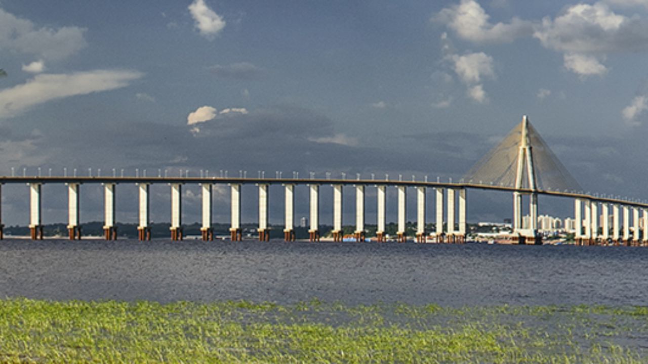 El Puente Rio Negro, en Manaus, es el mayor puente atirantado de Brasil en longitud total, extendiéndose por casi 3,6 km sobre las aguas del mayor río de agua negra del mundo. 