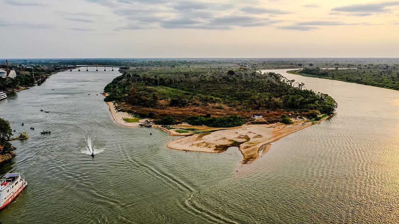 Imagen aérea del Río Paraguay y Cais do Porto en la ciudad de Cáceres - Mato Grosso.