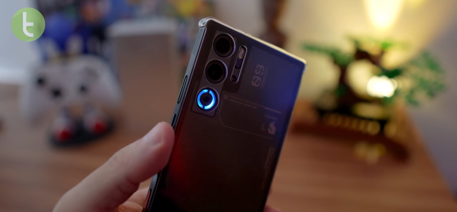 O celular com 24 GB de RAM, refrigeração líquida e tela OLED de 165 Hz que parece mais um PC gamer de bolso