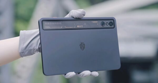 O tablet com tela OLED de 165 Hz, 24 GB de RAM e refrigeração metálica que parece um console portátil da nova geração