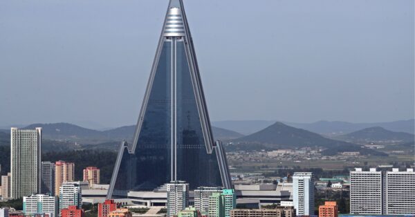 O hotel soviético de 330 metros de altura e 1.000 quartos que nunca recebeu um hóspede: Ryugyong, o arranha-céu inacabado que assombra Pyongyang há mais de 30 anos