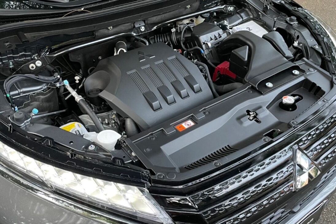 SUV mediano o compacto disfrazado? ¿Qué ofrece el Mitsubishi Eclipse Cross Rush 2026 y qué recorta para costar menos?