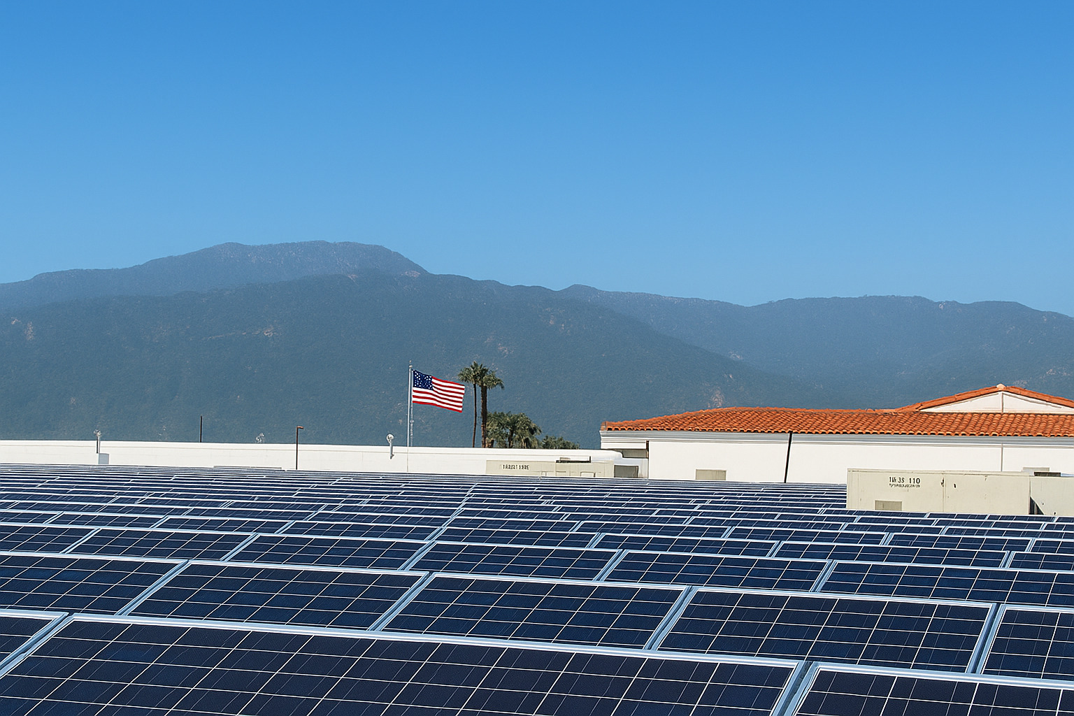 Painéis solares em telhado com céu limpo ao fundo