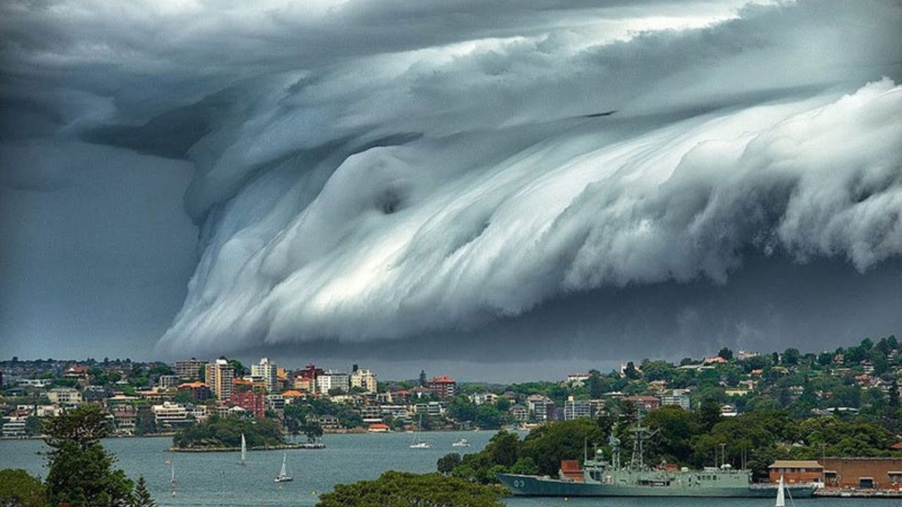 A nuvem tsunami, também chamada de shelf cloud, é um fenômeno impressionante ligado a tempestades. Saiba o que é, como se forma e quais os perigos.