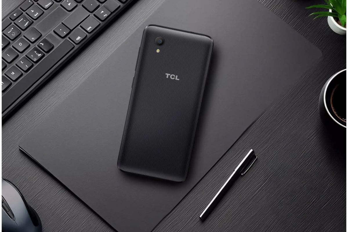 Ainda vale a pena em 2025? Analisamos o TCL L5, o celular baratinho que trava até com WhatsApp