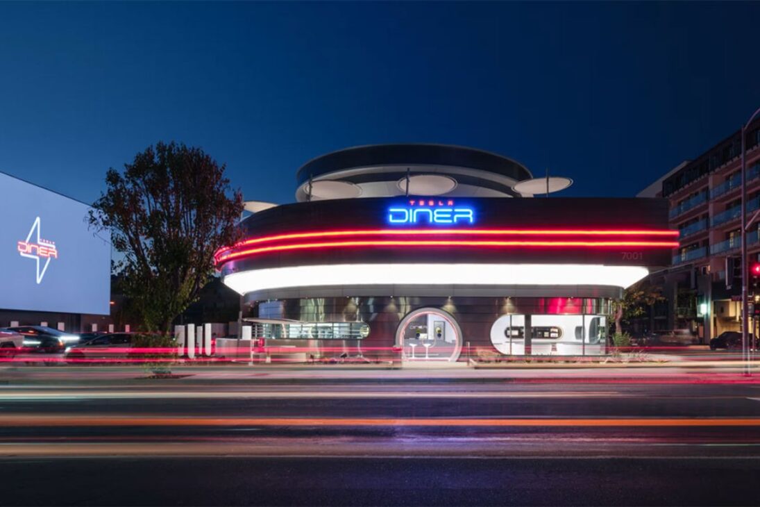 Tesla finalmente abrió las puertas de su cafetería inspirada en los años 1950 con drive-in, robots y Cybertruck