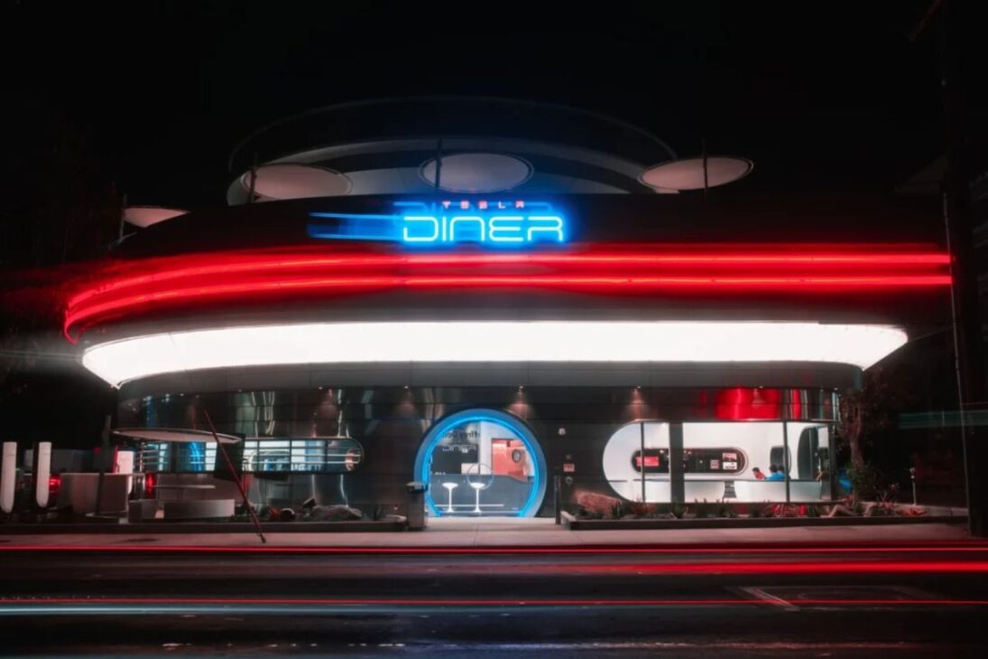 Tesla finalmente abrió las puertas de su cafetería inspirada en los años 1950 con drive-in, robots y Cybertruck