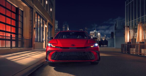 Toyota Camry Nightshade 2026 chega ao mercado automotivo com rodas de 19” e visual exclusivo