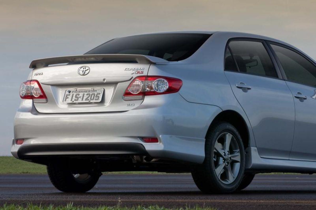 Toyota Corolla XRS 2013: A Análise Completa do "Tiozão da Suquita" que Ainda é um Ótimo Negócio