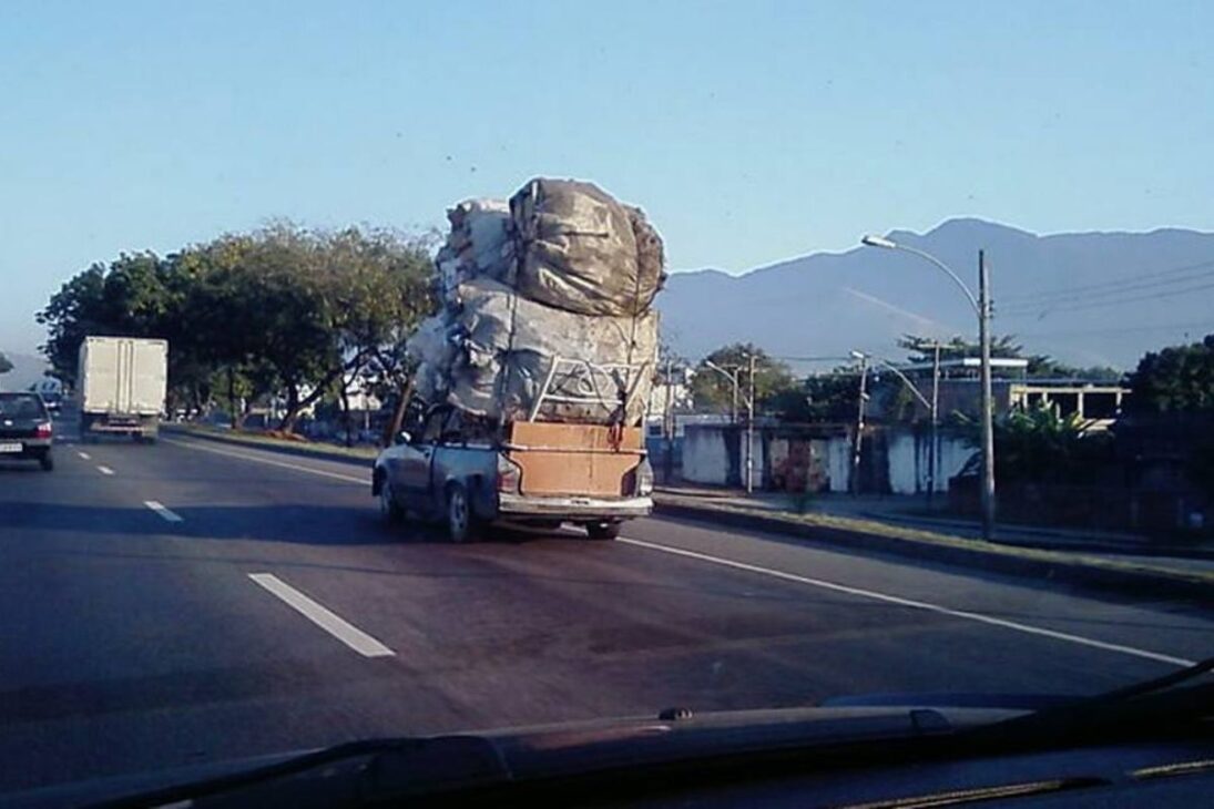Transportar bicicleta o mueble sin seguir esta regla rinde 7 puntos y multa gravísima