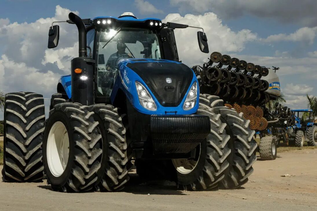 Tractor New Holland T8 ofrece hasta 435 cv, cambio CVT y tecnología embarcada para agricultura de alta performance y eficiencia en el campo en 2025