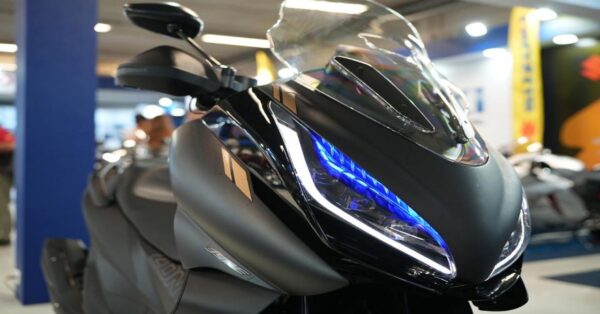 Com motor de 350cc, potência de 36 cv e visual futurista, a Zontes 350E estreia no Brasil como a mais forte da sua categoria