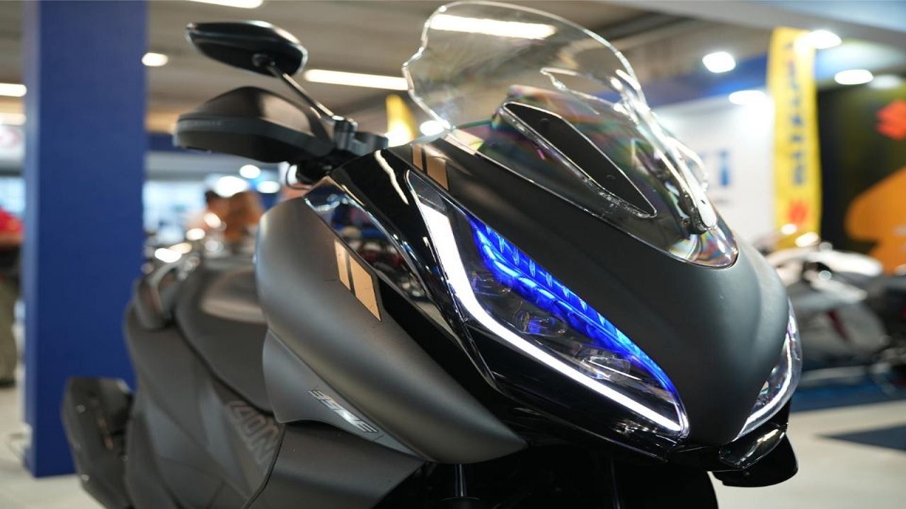 Com motor de 350cc, potência de 36 cv e visual futurista, a Zontes 350E estreia no Brasil como a mais forte da sua categoria