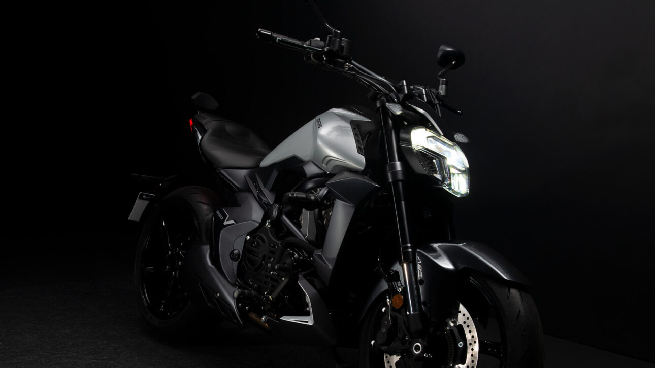 Con motor de 348 cilindradas, pantalla TFT colorida y bonificación de R$ 3.000, la nueva Zontes V350 llega al mercado por R$ 29.970 para desbancar rivales de peso