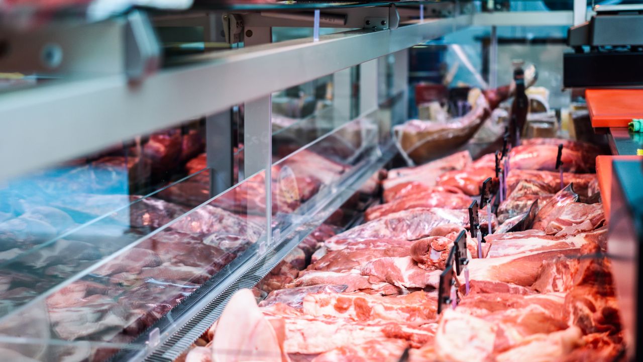 Os EUA enfrentam aumento histórico no preço da carne bovina por causa da redução do rebanho e do risco da mosca mortal. Entenda o impacto no mercado.