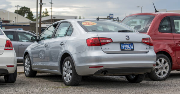 5 carros com motor 2.0 que perderam valor, custam menos que um compacto zero e entregam desempenho de sobra