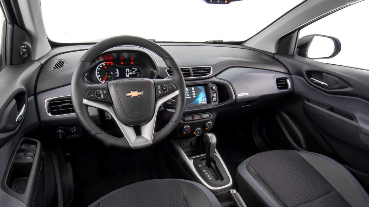 Com os preços dos novos nas alturas, os carros populares usados viram alternativa viável no Brasil. Veja os 5 modelos mais procurados e baratos do momento.