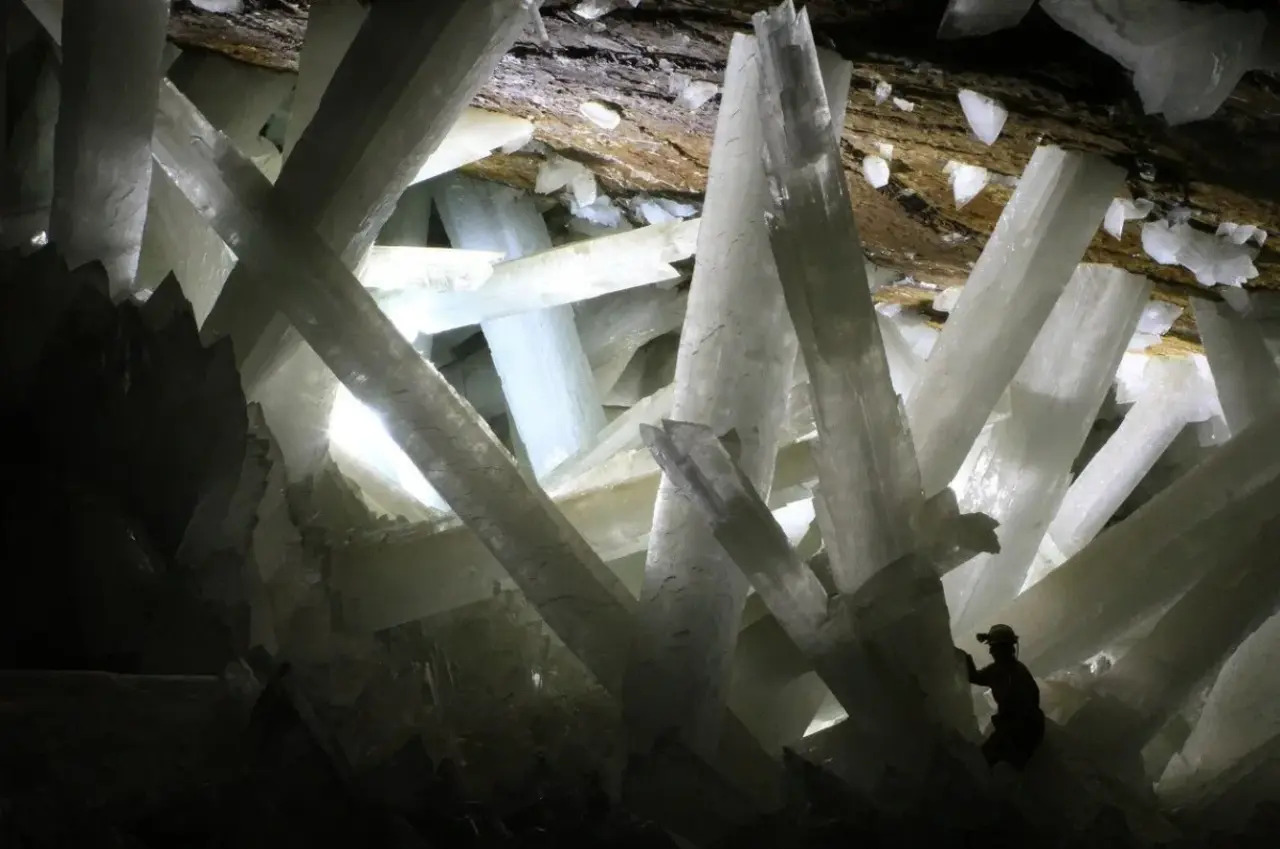 Caverna de cristais, Cristais